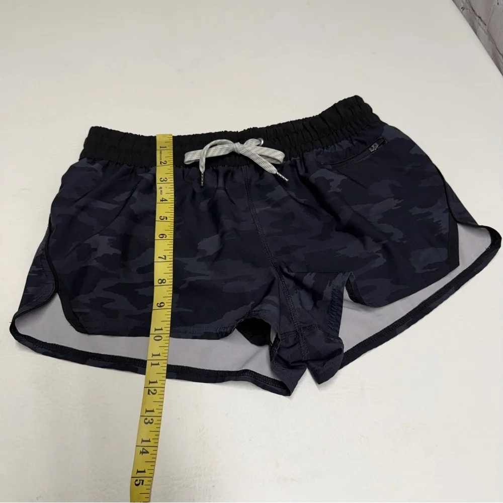 Vuori Women's Dark Camo Athletic Shorts sz medium